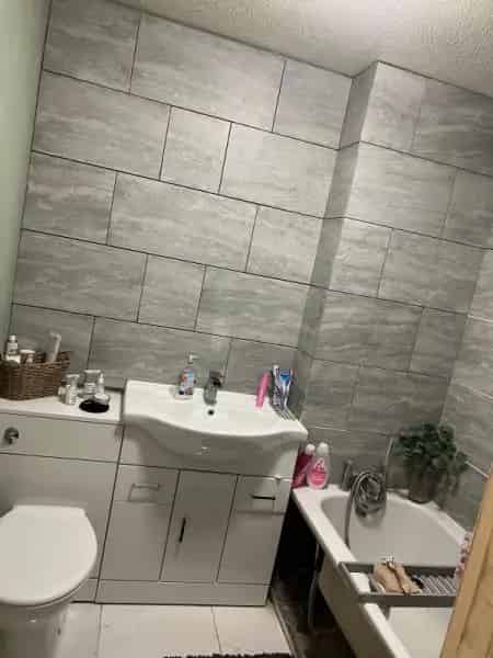 2 Bed Ground Floor Flat with Gardens Off Road Parking