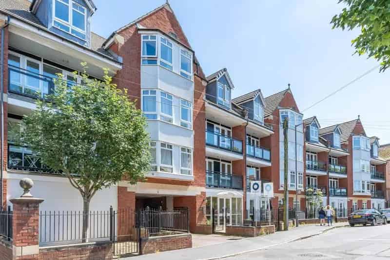 2 Bedroom Flat for Sale Large Balcony No Onward Chain
