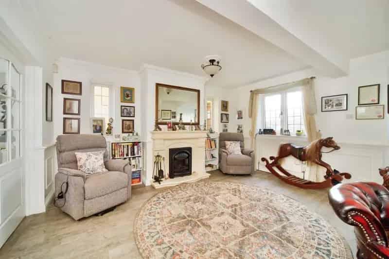 5 Bedroom Detached House with Hot Tub and Conservatory