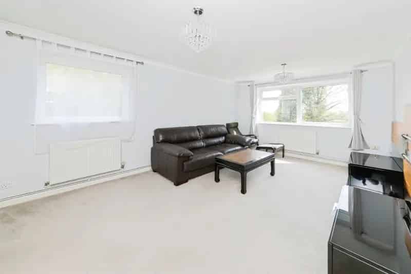 2 Bed Apartment with Private Garage and Communal Gardens