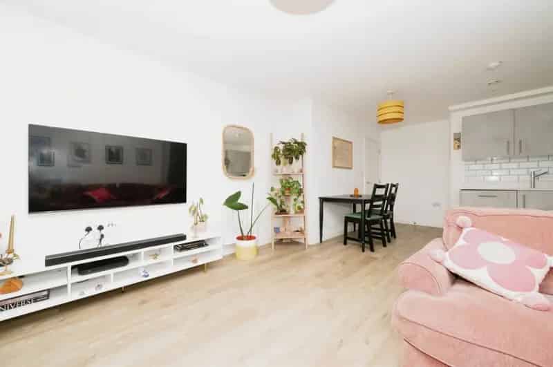 Two Bedroom Modern Apartment Town Centre Allocated Parking