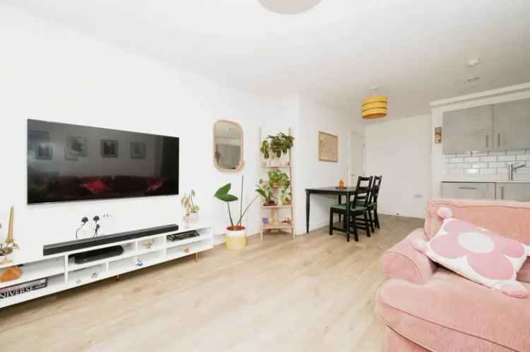 Two Bedroom Modern Apartment Town Centre Allocated Parking