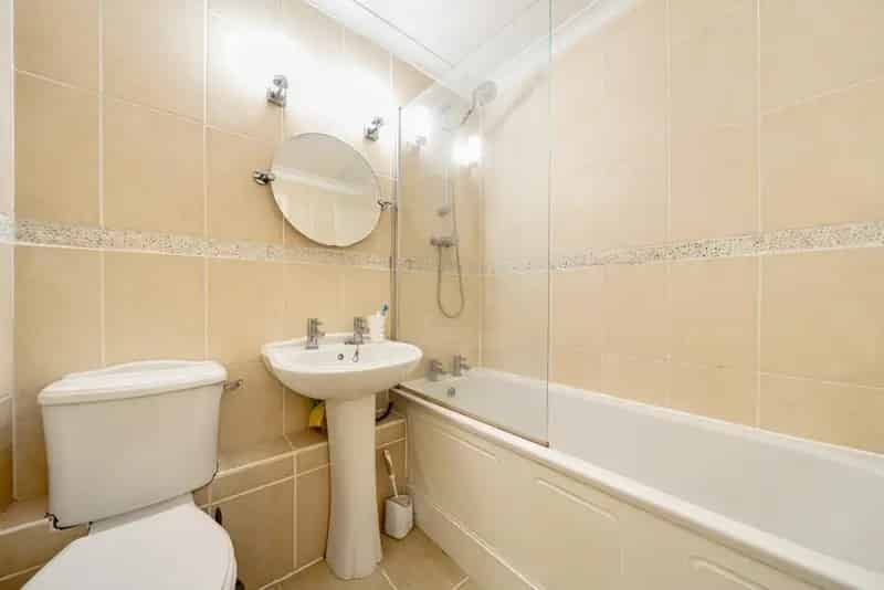 One Bedroom Apartment with Loft Storage Near Transport Links