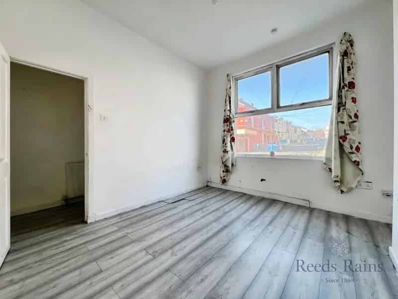 2 Bedroom Mid Terrace House For Sale Needs Renovation