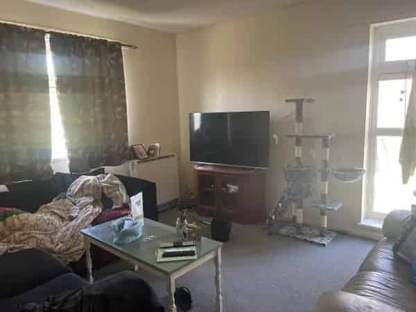Big Bedroom Apartment with Storage and Hot Water