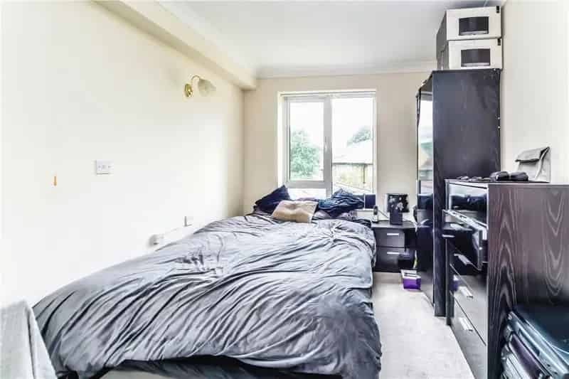 Retirement Apartment South Croydon Near Shops and Station