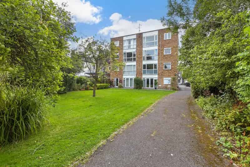 2 Bedroom Flat for Sale Chingford Avenue