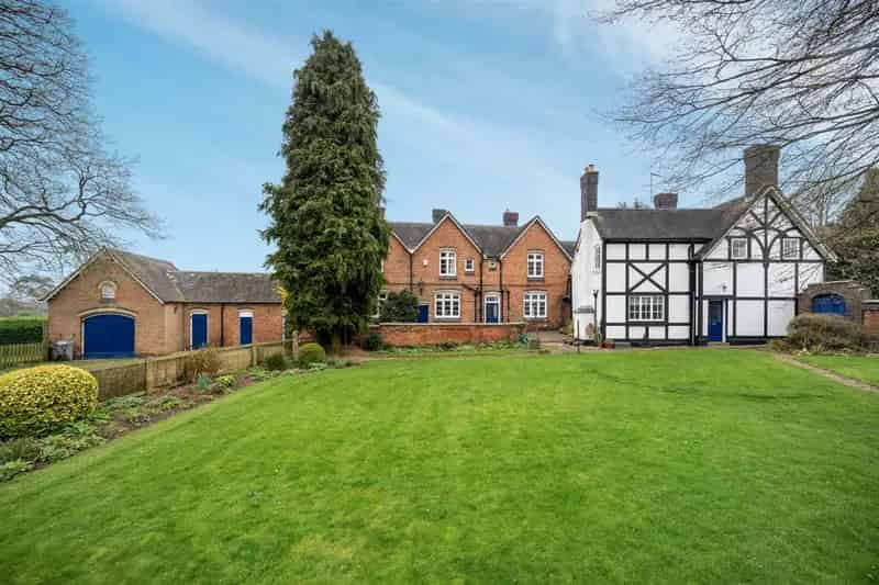 Grade II Listed 6 Bedroom Farmhouse 2.6 Acres Warwickshire