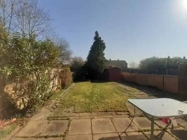 2 Bed Semi Detached House Large Garden Parking Crawley