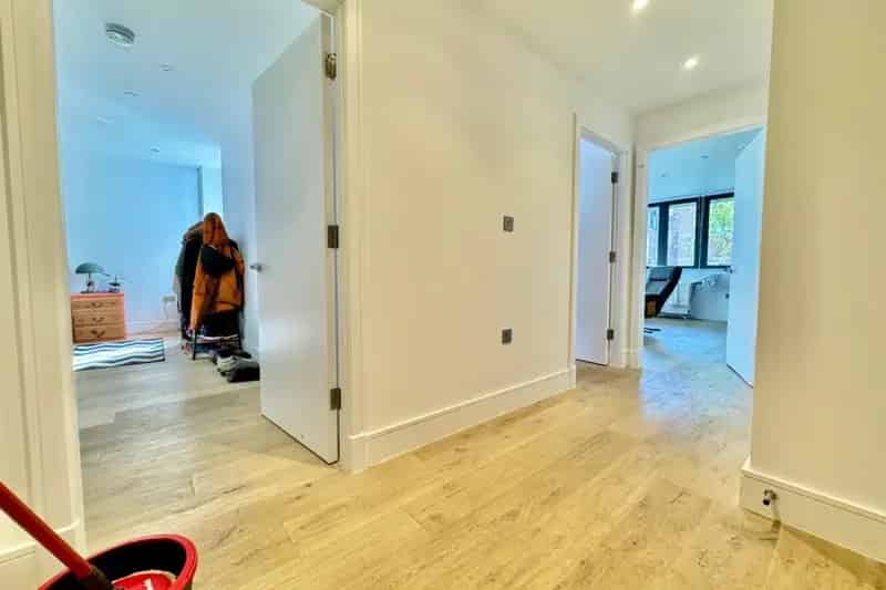 Spacious 2-Bed Flat Modern Kitchen Secure Entry Zero Deposit