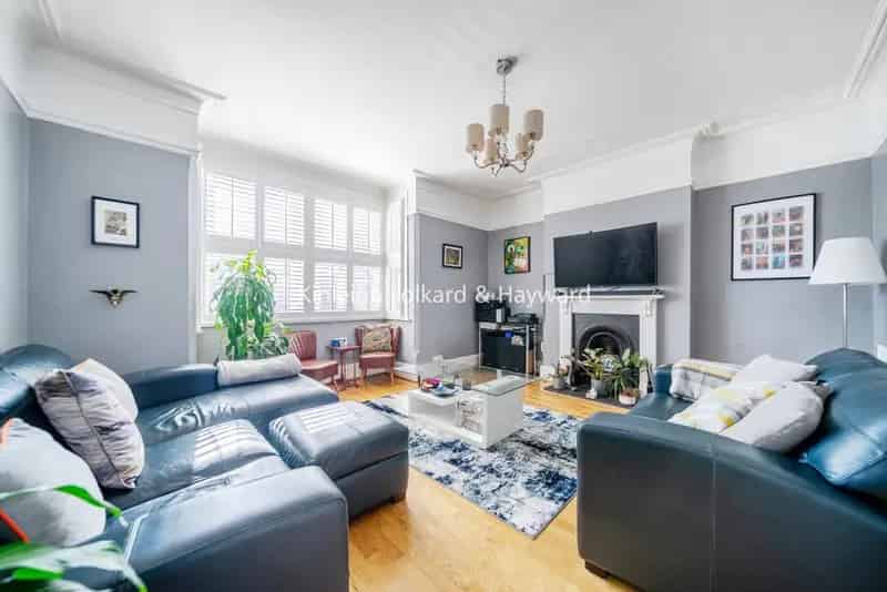 Four Bedroom Split Level Conversion Flat 1400 Sq Ft
