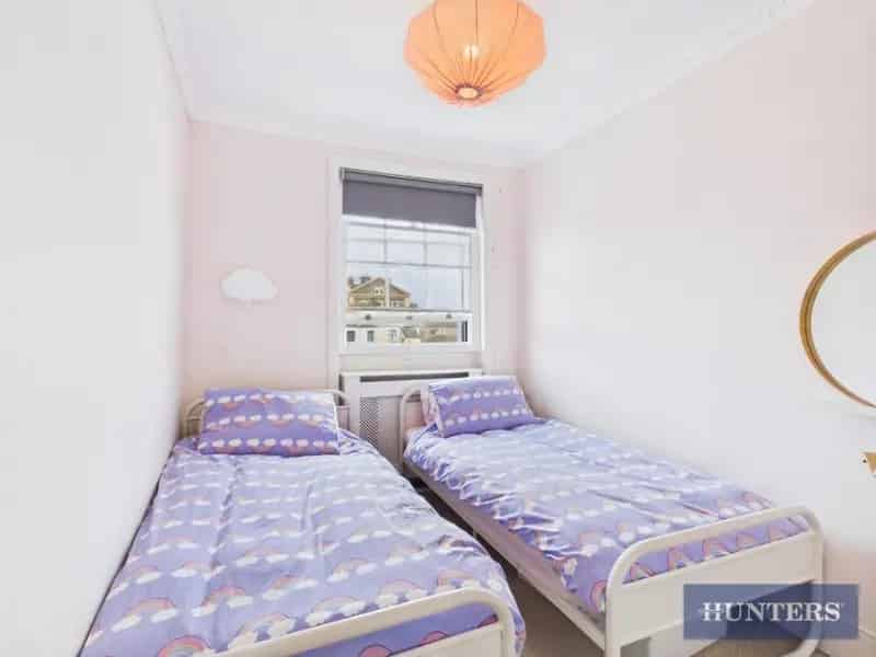 Modern 2-Bedroom Flat Near Beach Town Centre