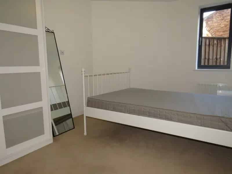 1 Bedroom Apartment Near Cabot Circus
