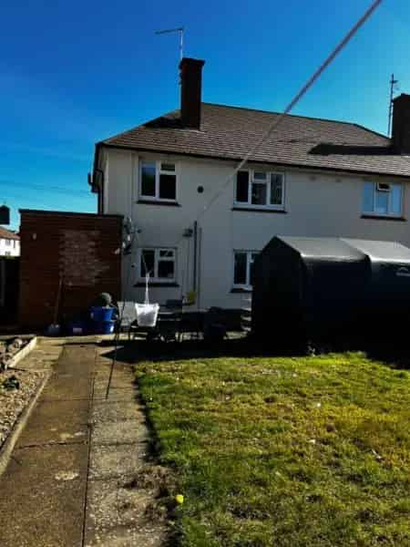Spacious Three Bed House with Large Gardens and Driveway