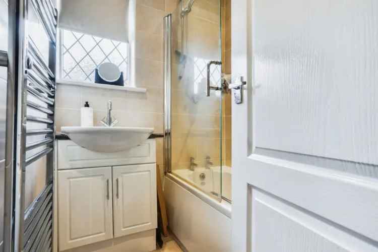 3 Bed Detached House with Conservatory and Garage