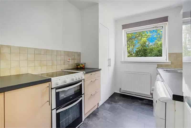 2 Bed Flat - Second Floor with 1 Reception Room