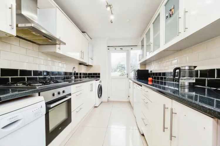 2 Bed House Near Chigwell Road - Garage Parking