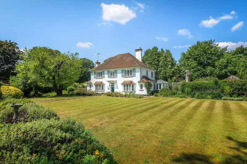 5 Bed Detached House for Sale in Guildford Merrow