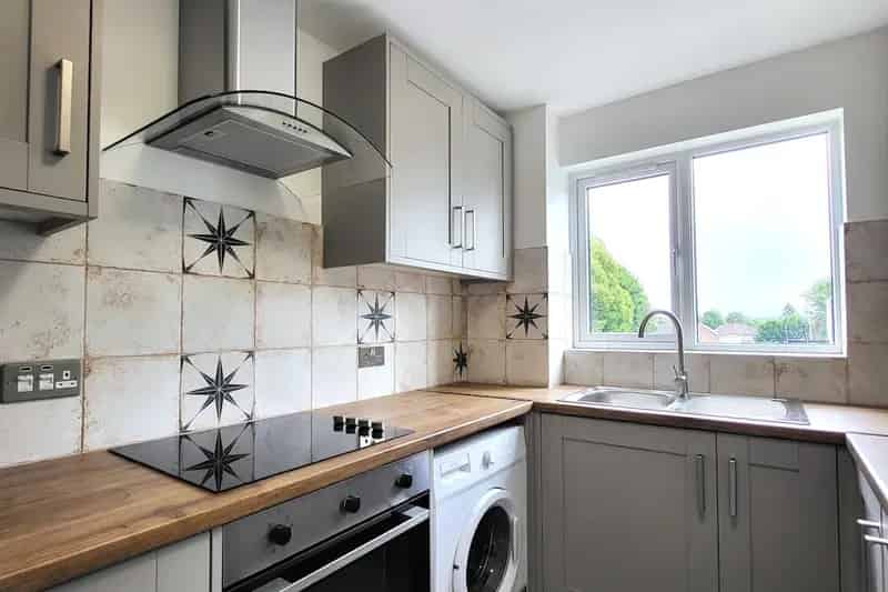Refurbished 2-Bed Flat Near North Watford Station Gated Parking