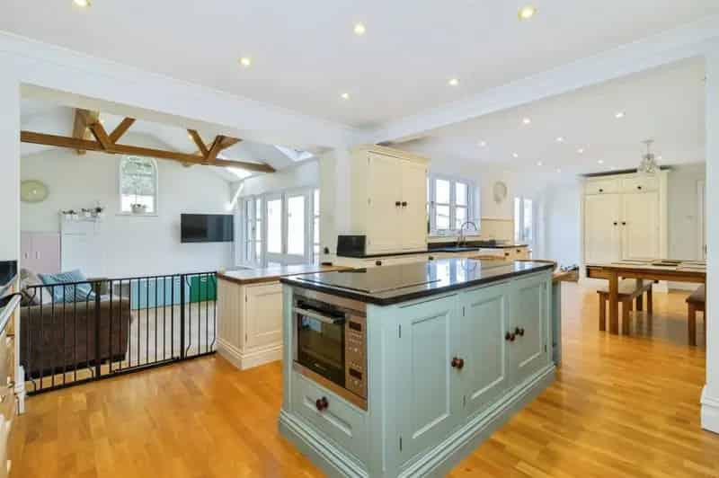 Four Bedroom Detached House with Double Garage and Large Garden