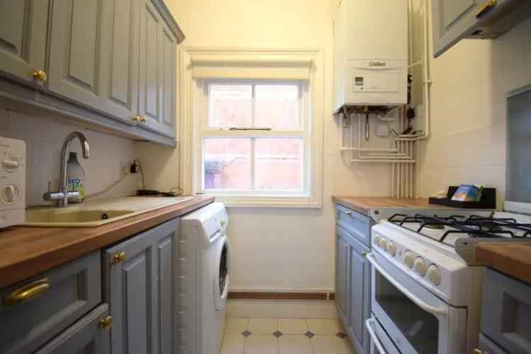 1 Bedroom Duplex Apartment Near Town Centre and Railway Station