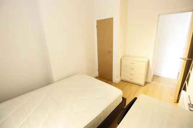 2 Bedroom Flat near Cardiff University - Cathays, CF10