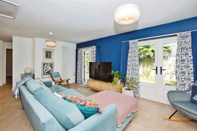 3 Bed House with Garage and Gardens