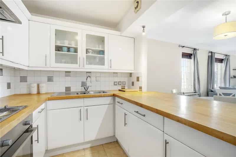 2 Bedroom River View Apartment in Fulham