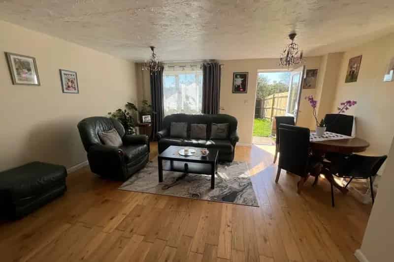 3 Bedroom Semi-Detached House Northampton NN4