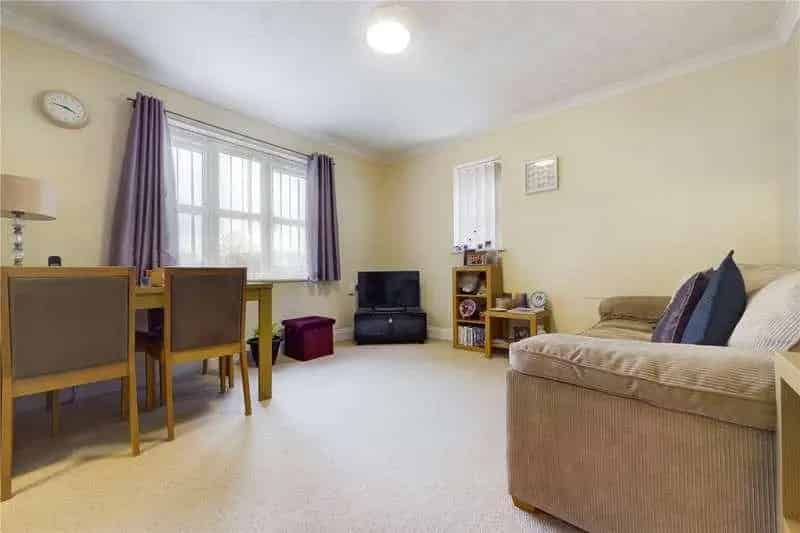 2 bed flat for sale