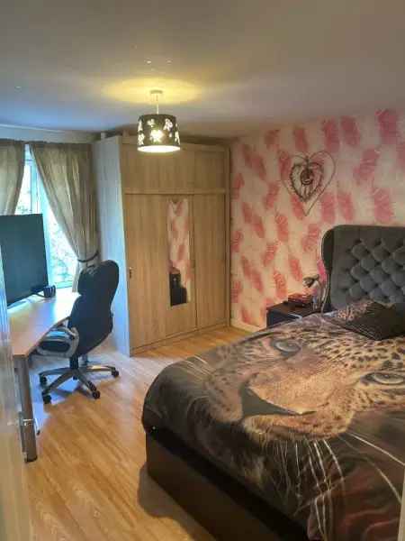 Flat For Rent in Ashfield, England