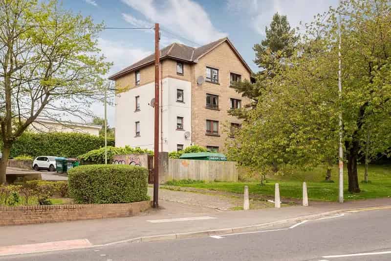 2 Bedroom Flat for Sale Top Floor Spacious Flat for First Time Buyers and Investors