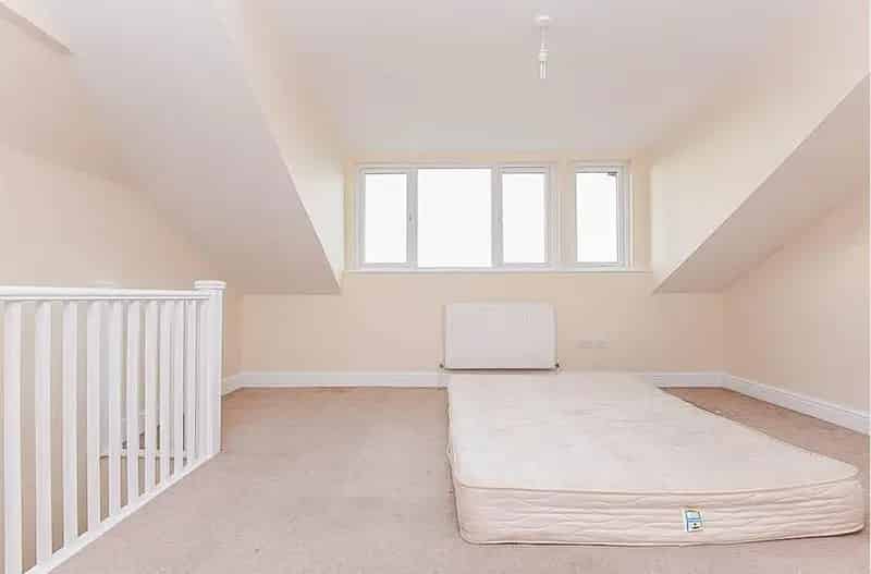 Three Bedroom Split Level Flat Popular Residential Area