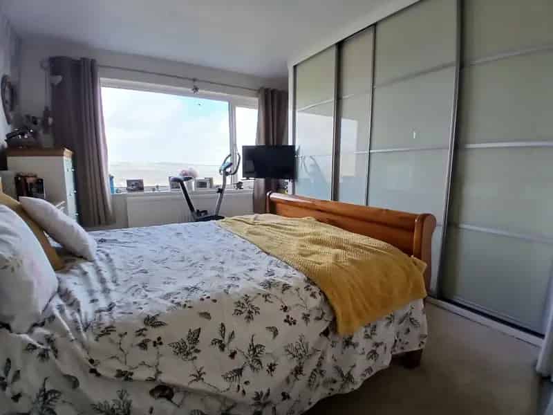 Three Bedroom Bungalow with Fantastic Views and Ample Storage