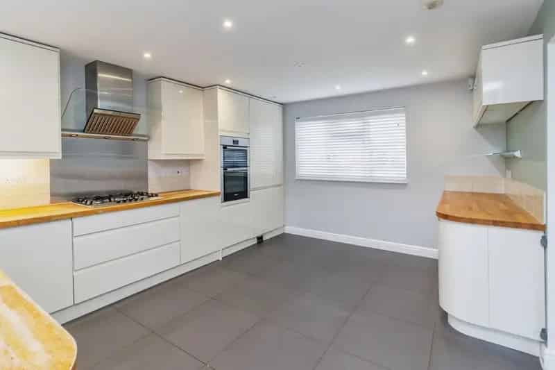 4 Bed House Modern En-Suite Garden Room Parking Woburn Sands