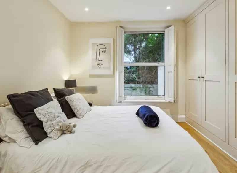 Chiswick 2-Bed Split Level Apartment - 800 sq ft Garden Parking