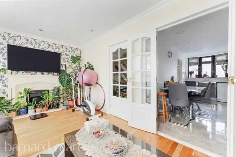 Three Four Bedroom End Terrace House Near Tadworth Station