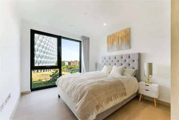 Luxury Two-Bedroom Apartment in Embassy Gardens London
