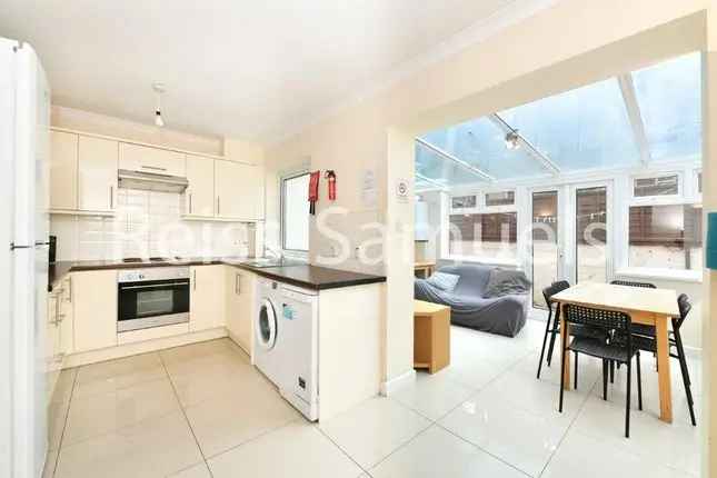 Town house to rent in Barnfield Place, Isle Of Dogs, Docklands, Canary Wharf, London E14