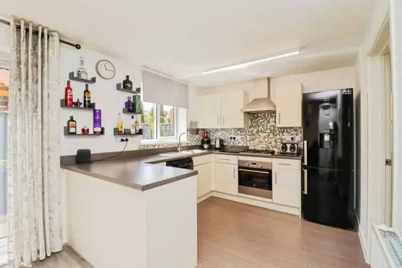 3 Bedroom Detached House Harleston Modern Kitchen Family Home Garage Parking