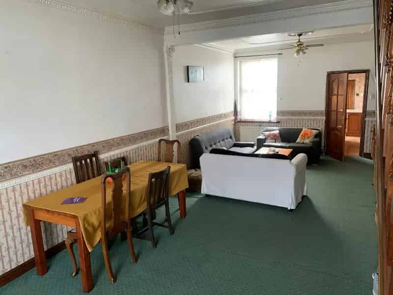 5 Bedroom Terraced House with Modern Features and Excellent Transport Links