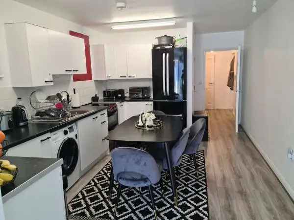 Flat For Rent in Mole Valley, England