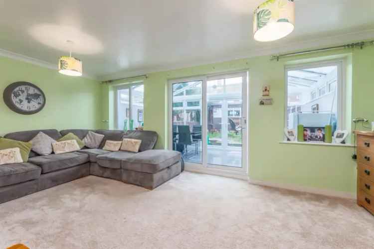 3 Bed House with Conservatory and Garage