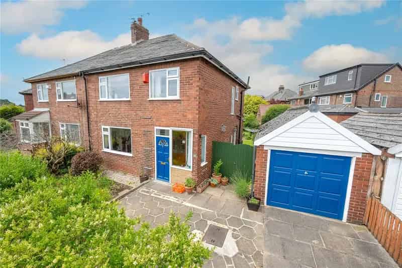 4 Bedroom Semi-Detached House with Garden and Loft Conversion Near Moortown Corner