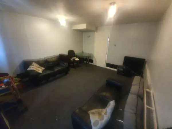 Flat near Shops Schools and Public Transport Close to O2 Arena