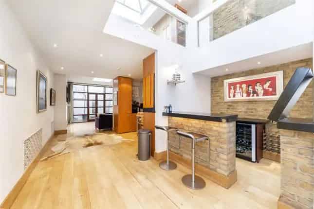 Chelsea Terrace House for Sale - Unique Design, Roof Terrace, 2 En-suite Bedrooms