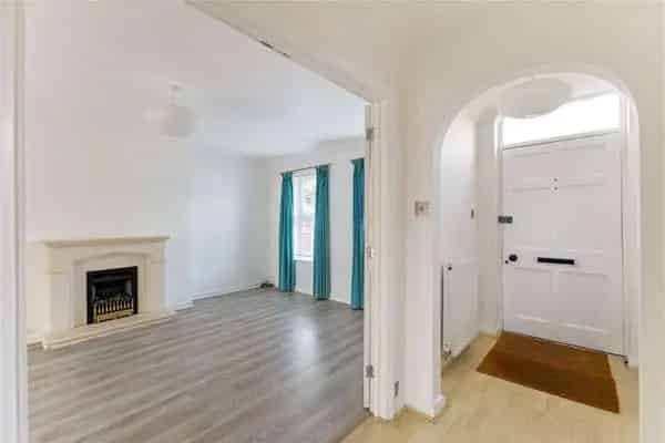 Marlow Family Home: 3-Bedroom House with Garden and Garage
