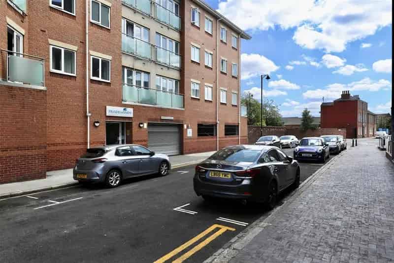2 Bedroom City Centre Apartment with River Views and Parking