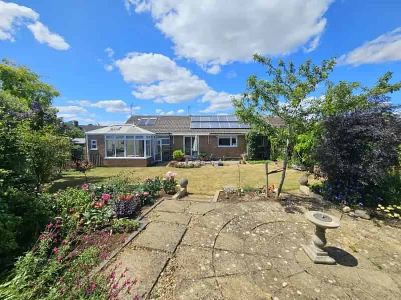 4 Bed Detached Bungalow for Sale in Cam