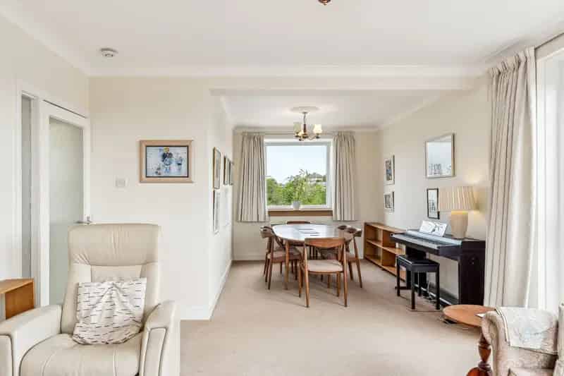 Spacious 2-Bedroom Flat in Glasgow West End with Private Garage and Balcony